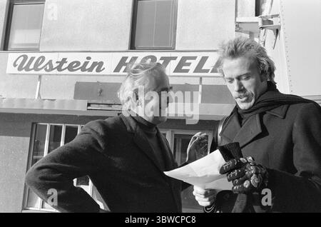 Aktuell 45-7-1972: Das Theater zwischen Bergen und Fjorden. Etwas Neues im norwegischen Theaterleben hat in Møre og Romsdal das Licht der Welt gesehen. Das Komitat verfügt über ein eigenes regionales Theater, das Teatret Vårt. Sie hat ihren Hauptsitz in Molde, wird aber das gesamte County mit dem Bus abdecken. Eröffnungsaufführung im Herbst 1972 The Twins von William Shakespeare. Schauspieler Ola B. Johannessen auf der rechten Seite vor dem Ulstein Hotel. Foto: Sverre A. Børretzen / aktuell / NTB ***Foto wird nicht verarbeitet*** *Text wird automatisch übersetzt* Stockfoto