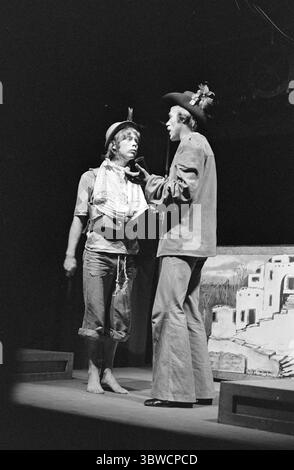 Aktuell 45-7-1972: Das Theater zwischen Bergen und Fjorden. Etwas Neues im norwegischen Theaterleben hat in Møre og Romsdal das Licht der Welt gesehen. Das Komitat verfügt über ein eigenes regionales Theater, das Teatret Vårt. Sie hat ihren Hauptsitz in Molde, wird aber das gesamte County mit dem Bus abdecken. Eröffnungsaufführung im Herbst 1972 The Twins von William Shakespeare. Schauspieler auf der Bühne bei einer Aufführung im Samfunnshuset in Ulsteinvik. Foto: Sverre A. Børretzen / aktuell / NTB ***Foto wird nicht verarbeitet*** *Text wird automatisch übersetzt* Stockfoto