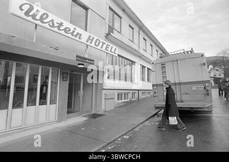 Aktuell 45-7-1972: Das Theater zwischen Bergen und Fjorden. Etwas Neues im norwegischen Theaterleben hat in Møre og Romsdal das Licht der Welt gesehen. Das Komitat verfügt über ein eigenes regionales Theater, das Teatret Vårt. Sie hat ihren Hauptsitz in Molde, wird aber das gesamte County mit dem Bus abdecken. Eröffnungsaufführung im Herbst 1972 The Twins von William Shakespeare. Theaterbus und Schauspieler vor dem Ulstein Hotel. Foto: Sverre A. Børretzen / aktuell / NTB ***Foto wird nicht verarbeitet*** *Text wird automatisch übersetzt* Stockfoto