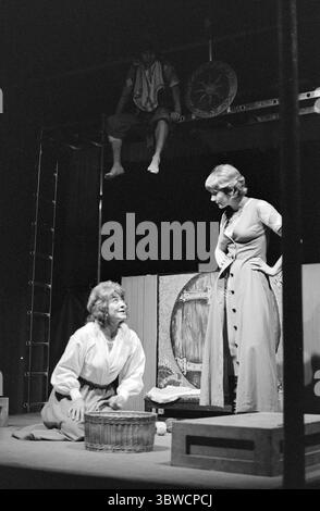 Aktuell 45-7-1972: Das Theater zwischen Bergen und Fjorden. Etwas Neues im norwegischen Theaterleben hat in Møre og Romsdal das Licht der Welt gesehen. Das Komitat verfügt über ein eigenes regionales Theater, das Teatret Vårt. Sie hat ihren Hauptsitz in Molde, wird aber das gesamte County mit dem Bus abdecken. Eröffnungsaufführung im Herbst 1972 The Twins von William Shakespeare. Schauspieler auf der Bühne bei einer Aufführung im Samfunnshuset in Ulsteinvik. Foto: Sverre A. Børretzen / aktuell / NTB ***Foto wird nicht verarbeitet*** *Text wird automatisch übersetzt* Stockfoto