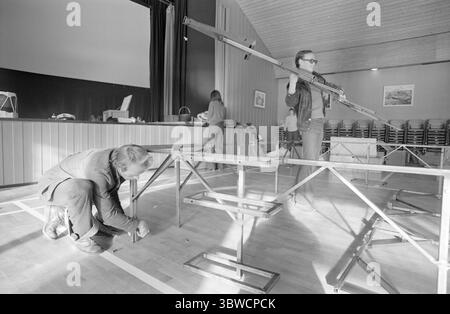 Aktuell 45-7-1972: Das Theater zwischen Bergen und Fjorden. Etwas Neues im norwegischen Theaterleben hat in Møre og Romsdal das Licht der Welt gesehen. Das Komitat verfügt über ein eigenes regionales Theater, das Teatret Vårt. Sie hat ihren Hauptsitz in Molde, wird aber das gesamte County mit dem Bus abdecken. Eröffnungsaufführung im Herbst 1972 The Twins von William Shakespeare. Takelage im Zusammenhang mit einer Aufführung im Samfunnshuset in Ulsteinvik. Foto: Sverre A. Børretzen / aktuell / NTB ***Foto wird nicht verarbeitet*** *Text wird automatisch übersetzt* Stockfoto