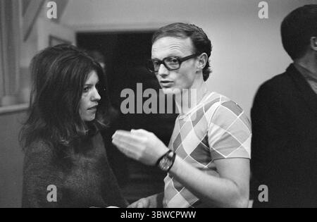 Aktuell 45-7-1972: Das Theater zwischen Bergen und Fjorden. Etwas Neues im norwegischen Theaterleben hat in Møre og Romsdal das Licht der Welt gesehen. Das Komitat verfügt über ein eigenes regionales Theater, das Teatret Vårt. Sie hat ihren Hauptsitz in Molde, wird aber das gesamte County mit dem Bus abdecken. Eröffnungsaufführung im Herbst 1972 The Twins von William Shakespeare. Aufführung im Samfunnshuset in Ulsteinvik. Kjetil Bang-Hansen rechts Foto: Sverre A. Børretzen / aktuell / NTB ***Foto ist nicht bildverarbeitet*** *Text wird automatisch übersetzt* Stockfoto