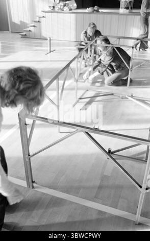 Aktuell 45-7-1972: Das Theater zwischen Bergen und Fjorden. Etwas Neues im norwegischen Theaterleben hat in Møre og Romsdal das Licht der Welt gesehen. Das Komitat verfügt über ein eigenes regionales Theater, das Teatret Vårt. Sie hat ihren Hauptsitz in Molde, wird aber das gesamte County mit dem Bus abdecken. Eröffnungsaufführung im Herbst 1972 The Twins von William Shakespeare. Takelage im Zusammenhang mit einer Aufführung im Samfunnshuset in Ulsteinvik. Foto: Sverre A. Børretzen / aktuell / NTB ***Foto wird nicht verarbeitet*** *Text wird automatisch übersetzt* Stockfoto