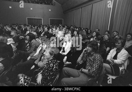 Aktuell 45-7-1972: Das Theater zwischen Bergen und Fjorden. Etwas Neues im norwegischen Theaterleben hat in Møre og Romsdal das Licht der Welt gesehen. Das Komitat verfügt über ein eigenes regionales Theater, das Teatret Vårt. Sie hat ihren Hauptsitz in Molde, wird aber das gesamte County mit dem Bus abdecken. Eröffnungsaufführung im Herbst 1972 The Twins von William Shakespeare. Das Publikum im Saal während der Aufführung im Samfunnshuset in Ulsteinvik. Foto: Sverre A. Børretzen / aktuell / NTB ***Foto wird nicht verarbeitet*** *Text wird automatisch übersetzt* Stockfoto
