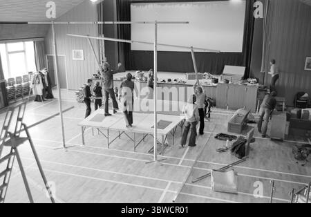 Aktuell 45-7-1972: Das Theater zwischen Bergen und Fjorden. Etwas Neues im norwegischen Theaterleben hat in Møre og Romsdal das Licht der Welt gesehen. Das Komitat verfügt über ein eigenes regionales Theater, das Teatret Vårt. Sie hat ihren Hauptsitz in Molde, wird aber das gesamte County mit dem Bus abdecken. Eröffnungsaufführung im Herbst 1972 The Twins von William Shakespeare. Takelage im Zusammenhang mit einer Aufführung im Samfunnshuset in Ulsteinvik. Foto: Sverre A. Børretzen / aktuell / NTB ***Foto wird nicht verarbeitet*** *Text wird automatisch übersetzt* Stockfoto