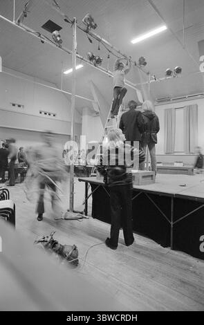 Aktuell 45-7-1972: Das Theater zwischen Bergen und Fjorden. Etwas Neues im norwegischen Theaterleben hat in Møre og Romsdal das Licht der Welt gesehen. Das Komitat verfügt über ein eigenes regionales Theater, das Teatret Vårt. Sie hat ihren Hauptsitz in Molde, wird aber das gesamte County mit dem Bus abdecken. Eröffnungsaufführung im Herbst 1972 The Twins von William Shakespeare. Demontage von Flutlichtern nach einer Aufführung im Samfunnshuset in Ulsteinvik. Foto: Sverre A. Børretzen / aktuell / NTB ***Foto wird nicht verarbeitet*** *Text wird automatisch übersetzt* Stockfoto