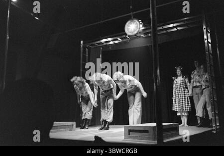Aktuell 45-7-1972: Das Theater zwischen Bergen und Fjorden. Etwas Neues im norwegischen Theaterleben hat in Møre og Romsdal das Licht der Welt gesehen. Das Komitat verfügt über ein eigenes regionales Theater, das Teatret Vårt. Sie hat ihren Hauptsitz in Molde, wird aber das gesamte County mit dem Bus abdecken. Eröffnungsaufführung im Herbst 1972 The Twins von William Shakespeare. Schauspieler auf der Bühne bei einer Aufführung im Samfunnshuset in Ulsteinvik. Foto: Sverre A. Børretzen / aktuell / NTB ***Foto wird nicht verarbeitet*** *Text wird automatisch übersetzt* Stockfoto