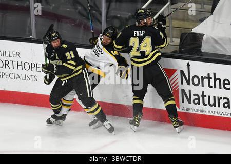 8. Dezember 2020 Colorado College Tigers Forward Jackson Jutting (16) wird zwischen dem Western Michigan Broncos Verteidiger Aidan Fulp (24) und dem Western Michigan Broncos Forward Josh Passolt (21) während eines NCAA D1 Männer-Hockeyspiels zwischen den Western Michigan Broncos und den Colorado College Tigers in der Baxter Arena in Omaha NE, Heimstadion des NCHC ''Pod', wo die ersten 38 .National Collegiate Hockey Conference-Spiele unter COVID-Bedingungen ausgetragen werden. CC führt 2-0 nach 1 Spielzeit. Foto von Russell Hons/CSM(Kreditbild: &Copy; Russell Hons/CSM via ZUMA W Stockfoto