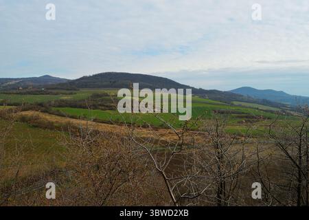 Sanftes, bewölktes Licht auf böhmischen Hügellandschaften im frühen Frühling Stockfoto