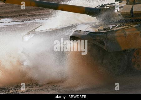 23. August 2020, Kubinka, Russland: Geländeschlamm, der sich unter den Schienen eines serbischen Panzers während des Wettkampfes trennte. Am Tag der Eröffnung der Internationalen Armeespiele „ARMY-2020“ fanden Panzerbesatzungen auf den ruhmreichen sowjetischen T-34-Panzern statt, den besten Panzern des Zweiten Weltkriegs. Im Jahr 2020 nahmen die militärischen Abteilungen von 19 staaten, darunter Belarus, Kasachstan, China und Russland, am Panzerbiathlon-Wettbewerb Teil, dessen Teams mehrere Gewinner und Preisträger des Wettbewerbs waren. (Foto: © Mihail Tokmakov/SOPA Bilder via ZUMA Wire) Stockfoto