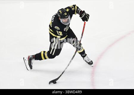9. Dezember 2020 Cole Gallant (12) schießt den Puck während eines NCAA D1-Hockeyspiels zwischen den Western Michigan University Brocos und den St. Cloud State University Huskies in der Baxter Arena in Omaha, NE, wo die ersten 38 .National Collegiate Hockey Conference Spiele unter sicheren Bedingungen ausgetragen werden, um sich vor COVID-19 zu schützen. West Michigan gewann mit 2:1. Foto von Russell Hons/CSM (Kreditbild: &Copy; Russell Hons/CSM via ZUMA Wire) Stockfoto