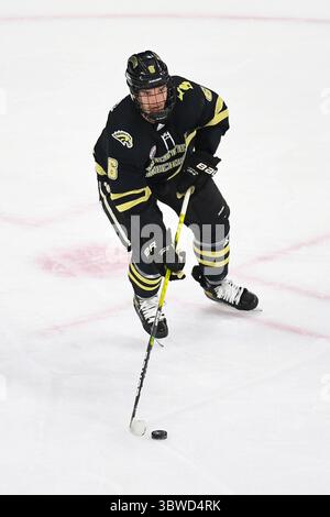 9. Dezember 2020 Western Michigan Broncos Defenseman Scooter Brickey (6) skatet mit dem Puck während eines NCAA D1 Männer-Hockeyspiels zwischen den Western Michigan University Brocos und den St. Cloud State University Huskies in der Baxter Arena in Omaha NE, Heimstadion des NCHC ''Pod', wo die ersten 38 .National Collegiate Hockey Conference Spiele unter sicheren Bedingungen ausgetragen werden, um sich vor COVID-19 zu schützen. West Michigan gewann mit 2:1. Foto von Russell Hons/CSM (Kreditbild: &Copy; Russell Hons/CSM via ZUMA Wire) Stockfoto