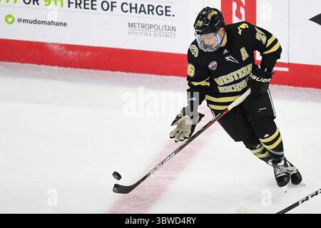 9. Dezember 2020 der Stürmer der Western Michigan Broncos Ethen Frank (26) läuft mit dem Puck während eines NCAA D1 Männer-Hockeyspiels zwischen den Western Michigan University Brocos und den St. Cloud State University Huskies in der Baxter Arena in Omaha NE, Heimstadion des NCHC ''Pod', wo die ersten 38 .National Collegiate Hockey Conference Spiele unter sicheren Bedingungen ausgetragen werden, um sich vor COVID-19 zu schützen. West Michigan gewann mit 2:1. Foto von Russell Hons/CSM (Kreditbild: &Copy; Russell Hons/CSM via ZUMA Wire) Stockfoto
