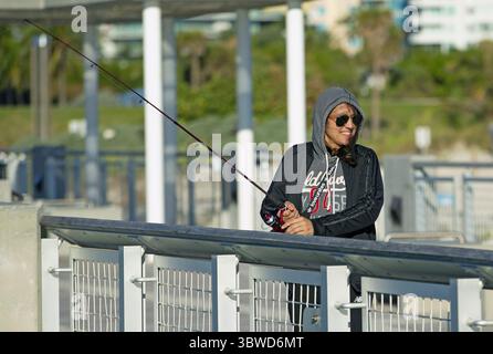 9. Dezember 2020, Miami Beach, FL, USA: Diana Hernandez aus Connecticut fischt am Mittwoch, den 9. Dezember 2020, am South Pointe Park Pier in Miami Beach, Florida. (Kreditbild: © TNS via ZUMA Wire) Stockfoto
