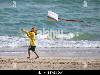 Dezember 2020, Miami Beach, FL, USA: Noah, 6, fliegt einen Drachen, während sie draußen im kühlen Wetter am South Pointe Beach am Donnerstag, 10. Dezember 2020, in Miami Beach, Florida. (Kreditbild: © TNS via ZUMA Wire) Stockfoto