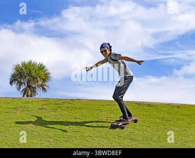 Dezember 2020, Miami Beach, FL, USA: Dino Lopez, 19. Schlittschuhlaufen bei kühlem Wetter am South Pointe Beach am Donnerstag, 10. Dezember 2020, in Miami Beach, Florida. (Kreditbild: © TNS via ZUMA Wire) Stockfoto