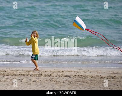 Dezember 2020, Miami Beach, FL, USA: Noah, 6, fliegt einen Drachen, während sie draußen im kühlen Wetter am South Pointe Beach am Donnerstag, 10. Dezember 2020, in Miami Beach, Florida. (Kreditbild: © TNS via ZUMA Wire) Stockfoto