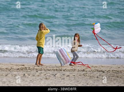 Dezember 2020, Miami Beach, FL, USA: Noah, 6 und seine Schwester Chloe, 4, fliegen Drachen, während sie am Donnerstag, 10. Dezember 2020, in Miami Beach, Florida, draußen bei kühlem Wetter am South Pointe Beach waren. (Kreditbild: © TNS via ZUMA Wire) Stockfoto