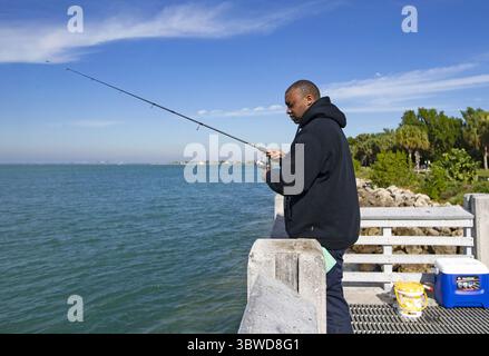10. Dezember 2020, Miami Beach, FL, USA: Miami-Dade-Resident Byron fischt am Donnerstag, den 10. Dezember 2020, im Bill Baggs Cape Florida State Park in Key Biscayne, Florida. (Kreditbild: © TNS via ZUMA Wire) Stockfoto