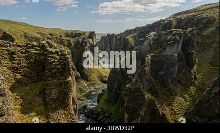 Fjadrargljufur Canyon und der seichte Bach, der entlang der Unterseite des Canyons, Südisland fließt Stockfoto