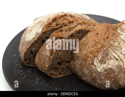 Sauerteig gesäuertes rundes Malzbrot mit verschiedenen Samen Stockfoto