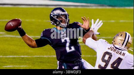 Dezember 2020, Philadelphia, PA, USA: 13. Dezember 2020: Philadelphia Quarterback Jalen Hurts wirft den Ball während des NFL Football Matchups zwischen den New Orleans Saints und den Philadelphia Eagles im Lincoln Financial Field in Philadelphia, Pennsylvania. Scott Serio/Cal Sport Media (Kreditbild: &Copy; Scott Serio/CSM via ZUMA Wire) Stockfoto