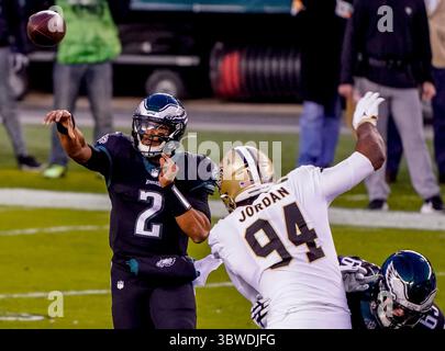 Dezember 2020, Philadelphia, PA, USA: 13. Dezember 2020: Philadelphia Quarterback Jalen Hurts wirft den Ball während des NFL Football Matchups zwischen den New Orleans Saints und den Philadelphia Eagles im Lincoln Financial Field in Philadelphia, Pennsylvania. Scott Serio/Cal Sport Media (Kreditbild: &Copy; Scott Serio/CSM via ZUMA Wire) Stockfoto