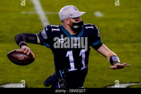 Dezember 2020, Philadelphia, PA, USA: 13. Dezember 2020: Carson Wentz, Quarterback aus Philadelphia, spielt am Rande des Fußballspiels zwischen den New Orleans Saints und den Philadelphia Eagles im Lincoln Financial Field in Philadelphia, Pennsylvania. Scott Serio/Cal Sport Media (Kreditbild: &Copy; Scott Serio/CSM via ZUMA Wire) Stockfoto