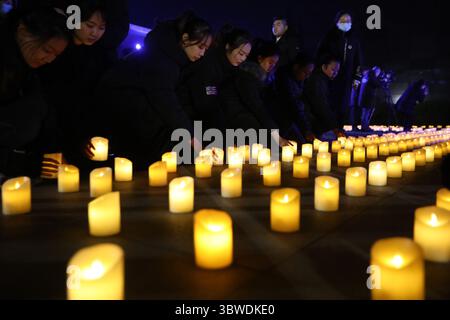 13. Dezember 2020, Nanjing, Jiangsu, China: Die Menschen gehen in die Gedenkhalle für die Opfer des Massakers von Nanjing, um am 7. Nationalen Gedenktag für die Opfer des Massakers von Nanjing am 13. Dezember 2020 in Nanjing, Jiangsu, China zu gedenken. (Kreditbild: © TPG via ZUMA Press) Stockfoto