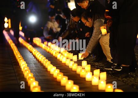 13. Dezember 2020, Nanjing, Jiangsu, China: Die Menschen gehen in die Gedenkhalle für die Opfer des Massakers von Nanjing, um am 7. Nationalen Gedenktag für die Opfer des Massakers von Nanjing am 13. Dezember 2020 in Nanjing, Jiangsu, China zu gedenken. (Kreditbild: © TPG via ZUMA Press) Stockfoto
