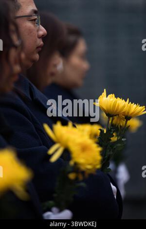 13. Dezember 2020, Nanjing, Jiangsu, China: Die Menschen gehen in die Gedenkhalle für die Opfer des Massakers von Nanjing, um am 7. Nationalen Gedenktag für die Opfer des Massakers von Nanjing am 13. Dezember 2020 in Nanjing, Jiangsu, China zu gedenken. (Kreditbild: © TPG via ZUMA Press) Stockfoto