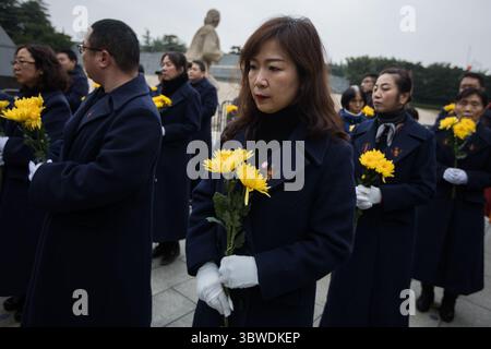 13. Dezember 2020, Nanjing, Jiangsu, China: Die Menschen gehen in die Gedenkhalle für die Opfer des Massakers von Nanjing, um am 7. Nationalen Gedenktag für die Opfer des Massakers von Nanjing am 13. Dezember 2020 in Nanjing, Jiangsu, China zu gedenken. (Kreditbild: © TPG via ZUMA Press) Stockfoto