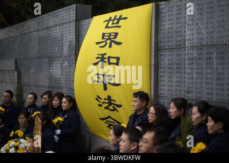 13. Dezember 2020, Nanjing, Jiangsu, China: Die Menschen gehen in die Gedenkhalle für die Opfer des Massakers von Nanjing, um am 7. Nationalen Gedenktag für die Opfer des Massakers von Nanjing am 13. Dezember 2020 in Nanjing, Jiangsu, China zu gedenken. (Kreditbild: © TPG via ZUMA Press) Stockfoto