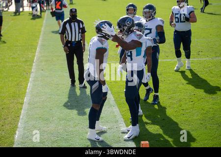 13. Dezember 2020, Jacksonville, Florida, USA: Tennessee Titans Wide Receiver A.J. BROWN (11) feiert den Touchdown mit Tennessee Titans Wide Receiver COREY DAVIS (84) im ersten Quartal auf dem TIAA Bank Field in Jacksonville, Florida. Die Tennessee Titans besiegten die Jacksonville Jaguars mit 31:10. (Kreditbild: © Michael Johnson/ZUMA Wire) Stockfoto