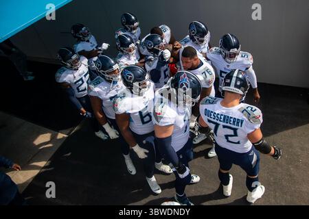 13. Dezember 2020, Jacksonville, Florida, USA: Die Tennessee Titans-Offensive-Linie spielt sich um den Tennessee Titans-Offensive-Guard RODGER SAFFOLD III (76), bevor sie den Tunnel während des Vorspiels auf dem TIAA Bank Field in Jacksonville, Florida, verlassen. (Kreditbild: © Michael Johnson/ZUMA Wire) Stockfoto