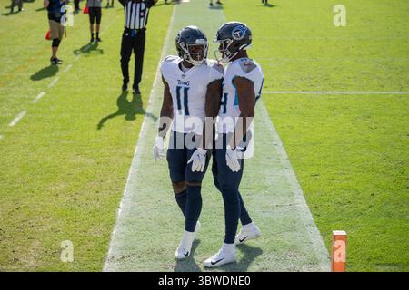 13. Dezember 2020, Jacksonville, Florida, USA: Tennessee Titans Wide Receiver A.J. BROWN (11) feiert den Touchdown mit Tennessee Titans Wide Receiver COREY DAVIS (84) im ersten Quartal auf dem TIAA Bank Field in Jacksonville, Florida. Die Tennessee Titans besiegten die Jacksonville Jaguars mit 31:10. (Kreditbild: © Michael Johnson/ZUMA Wire) Stockfoto