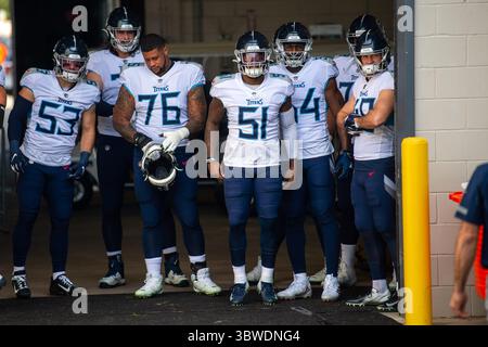 13. Dezember 2020, Jacksonville, Florida, USA: Tennessee Titans Inside Linebacker WILL COMPTON (53), Offensive Guard RODGER SAFFOLD III (76), Linebacker DAVID LONG JR. (51) und im Linebacker RASHAAN EVANS (54) stehen auf, um den Bereich des Looker Room während der Vorspielaufwärmungen auf dem TIAA Bank Field in Jacksonville, Florida, zu verlassen. (Kreditbild: © Michael Johnson/ZUMA Wire) Stockfoto