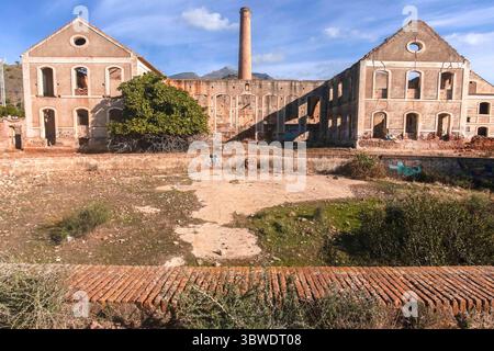 14. Dezember 2020: 14. Dezember 2020 (Nerja, Maro) in der Gegend von Nerja, Stadt Malaga wird die alte Zucker- und Zuckerfabrik aufgegeben, die aus der Fabrik von Zucker und anderem Alkohol bestand. Es wurde auch von einer großen Gruppe von Industriebauten gebildet, einem Kamin mit zwei ineinander verflochtenen Ziegelspiralen, der Brennerei, einem ovalen Becken (Credit Image: © Lorenzo Carnero/ZUMA Wire) Stockfoto