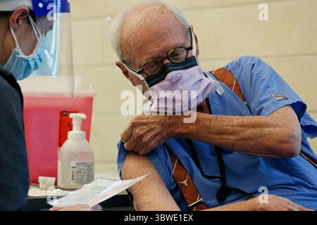 Dezember 2020, Austin, TX, USA: Neurochirurg Dr. James Rose beantwortet eine Reihe von Fragen, bevor er den Pfizer COVID-19-Impfstoff an der Dell Medical School in UT Austin erhält, Dienstag, 15. Dezember 2020. Es wurde erwartet, dass 300 Menschen heute ihren ersten von zwei Impfstoffen bekommen. (Foto: © Jerry Lara/San Antonio Express-News via ZUMA Wire) Stockfoto