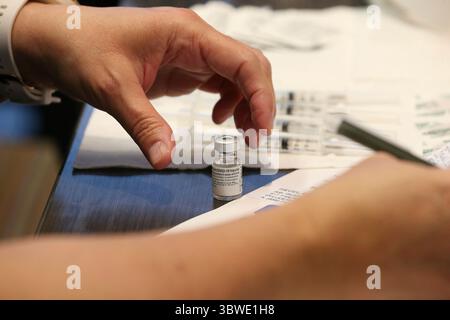 15. Dezember 2020, Austin, TX, USA: Personal behandelt eine leere Durchstechflasche mit Pfizer COVID-19-Impfstoff an der Dell Medical School in UT Austin, Dienstag, 15. Dezember 2020. Es wurde erwartet, dass 300 Menschen heute ihren ersten von zwei Impfstoffen bekommen. Jede Durchstechflasche enthält Dosen für fünf Personen. (Foto: © Jerry Lara/San Antonio Express-News via ZUMA Wire) Stockfoto