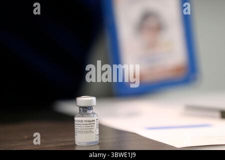 15. Dezember 2020, Austin, TX, USA: Eine leere Durchstechflasche mit Pfizer COVID-19-Impfstoff wird auf einem Tisch gesehen, während medizinisches Personal an der Dell Medical School in UT Austin am Dienstag, den 15. Dezember 2020 ihre erste von zwei Impfungen erhält. Es wurde erwartet, dass 300 Menschen heute ihren ersten von zwei Impfstoffen bekommen. Jede Durchstechflasche hat Dosen für fünf Personen. (Foto: © Jerry Lara/San Antonio Express-News via ZUMA Wire) Stockfoto