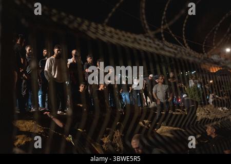 Majdal Shams, Israel. Juli 2025. Mitglieder der Drusengemeinschaft überqueren die Pufferzone zwischen Syrien und den israelisch annektierten Golanhöhen bei Majdal Shams, um ihre Unterstützung für Drusenkollegen auf syrischer Seite zu zeigen. Quelle: Ilia Yefimovich/dpa/Alamy Live News Stockfoto