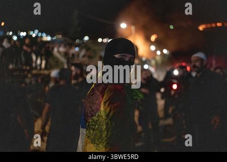 Majdal Shams, Israel. Juli 2025. Mitglieder der Drusengemeinschaft überqueren die Pufferzone zwischen Syrien und den israelisch annektierten Golanhöhen bei Majdal Shams, um ihre Unterstützung für Drusenkollegen auf syrischer Seite zu zeigen. Quelle: Ilia Yefimovich/dpa/Alamy Live News Stockfoto