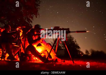6. Dezember 2020 - Barling, Arkansas, USA - Sniper erhält einen bestätigten Treffer bei einem zeitlich festgelegten Nachtfeuer-Event während der 50. Winston P. Wilson und 30. Armed Forces Skill bei den Arms Meeting Sniper Championships im Fort Chaffee Joint Maneuver Training Center am 6. Dezember 2020. (Bild: © U.S. Army/ZUMA Wire/ZUMAPRESS.com) Stockfoto