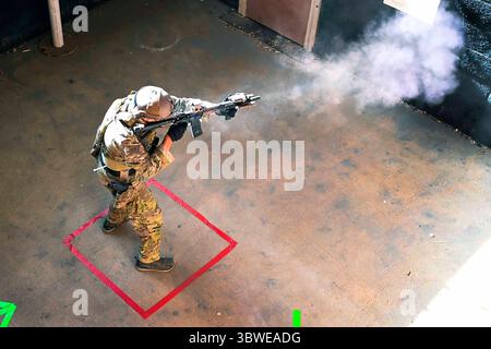 10. Dezember 2020: Fort Bragg, North Carolina, USA: Ein Soldat der US-Armee John F. Kennedy Special Warfare Center and School (USAJFKSWCS) greift während der Special Forces Tactical Challenge im Miller Training Complex in Fort Bragg, NC, am 10. Dezember 2020 verschiedene Ziele mit einem Gewehr an. Acht Teams von Green Berets und Prominenten traten mit Pistolen, Kampfgewehren und Scharfschützengewehren gegen Zeit, Distanz und ein realistisches Kampfumfeld auf der berühmten Range 37 der USAJFKSWCS an. (Bild: © U.S. Army/ZUMA Wire/ZUMAPRESS.com) Stockfoto