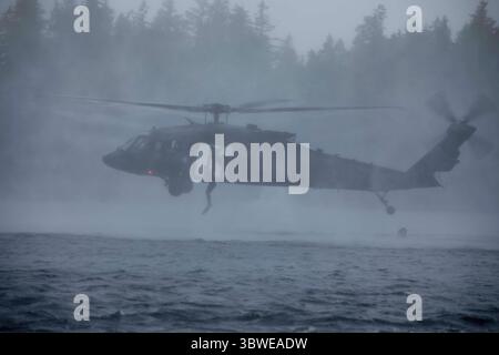 8. Dezember 2020 – Joint Base Lewis-McChord, Washington, USA – Green Berets von der 1st Special Forces Group (Airborne) Helocast ins Wasser und müssen eine 1 km lange Schwimmen für die erste Veranstaltung des Menton Competition am American Lake, Washington, 8. Dezember 2020 absolvieren. Der Menton Team Competition ist ein zweitägiges Event, das aus sechs Teams besteht, um das Erbe der First Special Service Force zu feiern und zu ehren. (Bild: © U.S. Army/ZUMA Wire/ZUMAPRESS.com) Stockfoto