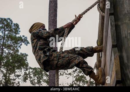 15. Dezember 2020 - Parris Island, South Carolina, USA - Ein Rekrut der Echo Company, 2nd Recruit Training Battalion, navigiert das Wall Climb Hindernis am Leatherneck Square an Bord des Marine Corps Recruit Depot Parris Island, S.C., 15. Dezember 2020. Wenn Sie Hindernisse auf dem Kurs „Selbstvertrauen“ überwinden, werden Kraft und Ausdauer sowie geistiger und körperlicher Mut gestärkt. (Kreditbild: © U.S. Marines/ZUMA Wire/ZUMAPRESS.com) Stockfoto