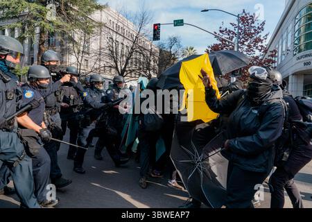 19. Dezember 2020, Sacramento, Kalifornien, USA: Die Polizei von Sacramento greift in einen Straßenkonflikt ein, indem sie die Gruppen von einander wegdrängt. (Bild: © Jungho Kim/ZUMA Wire) Stockfoto
