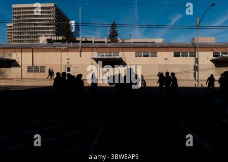 19. Dezember 2020, Sacramento, Kalifornien, USA: Ein marsch linker Demonstranten ziehen sich zurück, nachdem ihre Versuche, das Gebiet zu verlassen, von der Polizei blockiert wurden. (Bild: © Jungho Kim/ZUMA Wire) Stockfoto