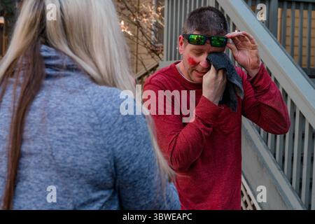 Dezember 2020, Sacramento, Kalifornien, USA: MATT, ein Bewohner von Sacramento wischt sich sein Gesicht ab, nachdem er sich mit linken Demonstranten konfrontiert sieht, da ihm ein besorgter Nachbar Hilfe anbietet. (Bild: © Jungho Kim/ZUMA Wire) Stockfoto